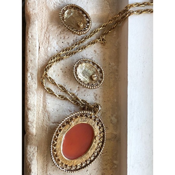 Vintage Statement Cameo Necklace & Earrings Set Gold Chain Resin 1970 - Picture 11 of 12